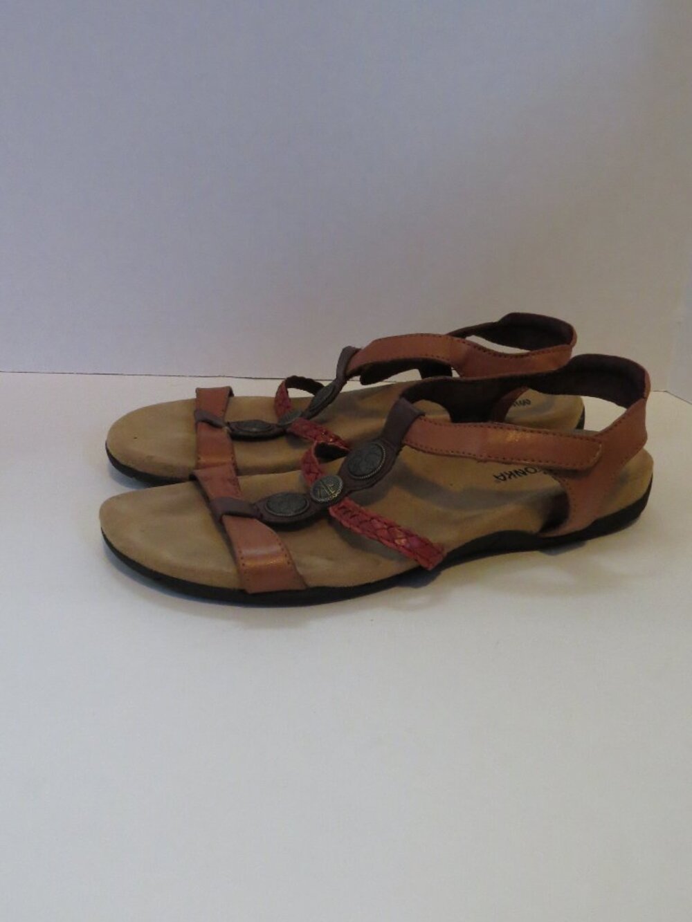 Minnetonka Leather Upper Braided Detail Medallion Accent Sandals Tan Sz 9